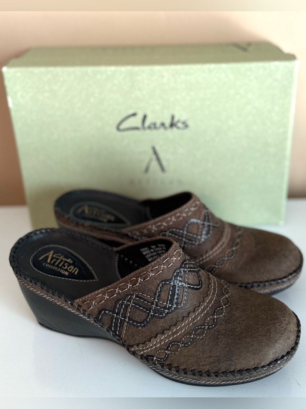 CLARKS ARTISAN COLLECTION WOMEN'S 8M BROWN LEATHER EMBROIDERED MULE SHOES NWB